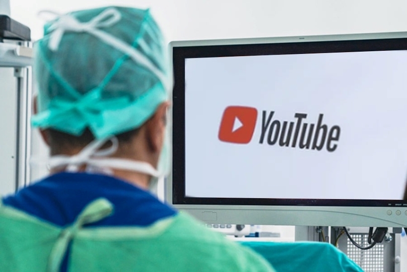 Bác sĩ xem Youtube để phẫu thuật khiến bé trai ở Ấn Độ tử vong thương tâm. Ảnh minh họa: Telegraph India