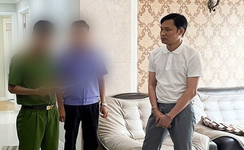 Nguyễn Huy Tuấn (phải) khi bị bắt tạm giam. (Ảnh: Công an TP.Cần Thơ)