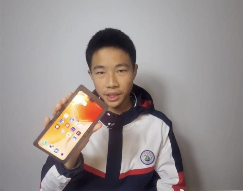 Chiếc điện thoại tự chế của nam sinh. Ảnh: SCMP.