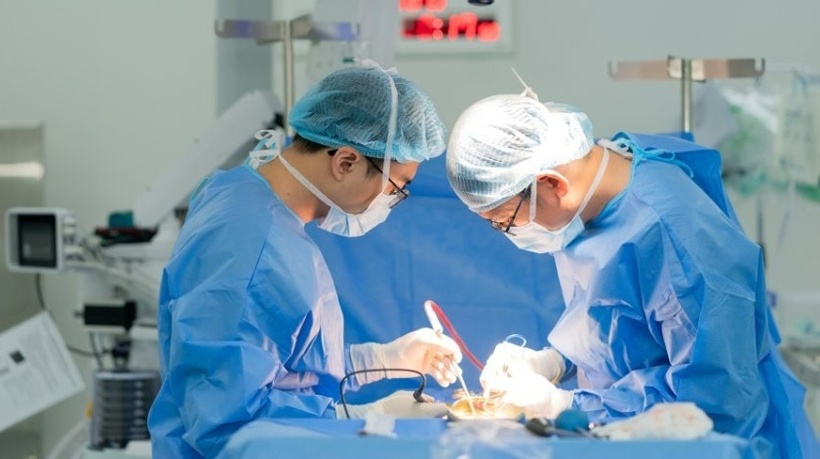 Anh A. được phẫu thuật bằng phương pháp hàn xương liên thân đốt lối trước. Ảnh: BVCC.