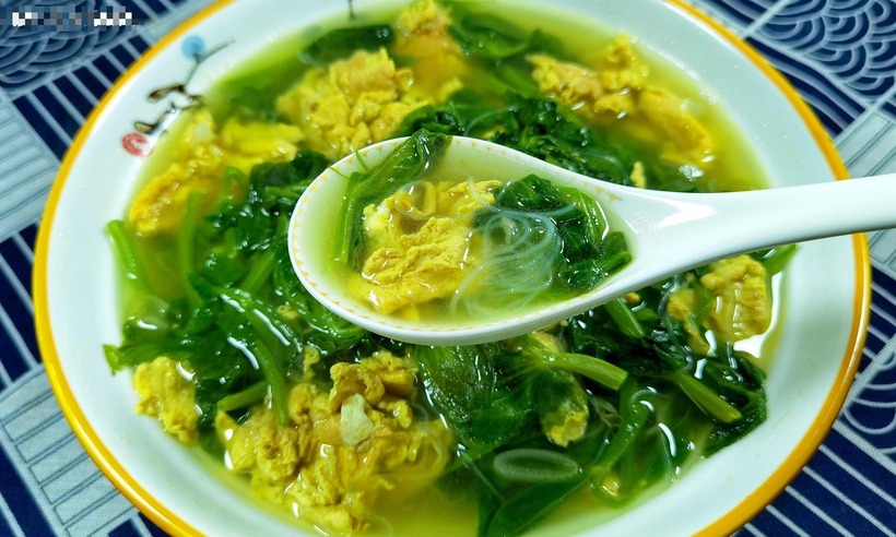 Để thưởng thức ngon hơn hương vị thơm ngon của rau đậu Hà Lan, bạn có thể nấu canh trứng. Ảnh minh họa.