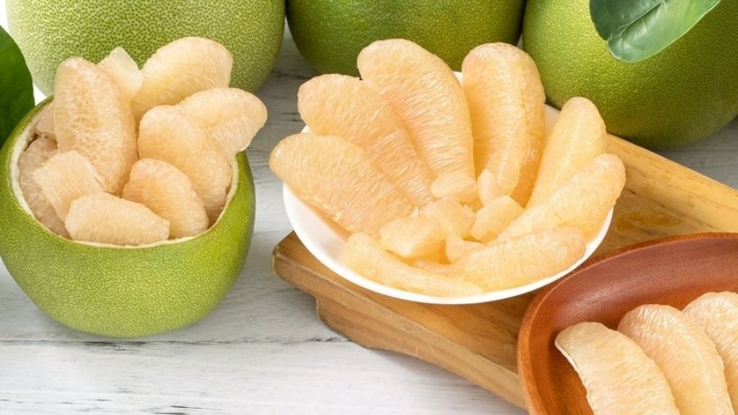 Quả bưởi nếu chín đủ độ sẽ có đặc điểm là vỏ màu vàng sáng, màu sắc quả đồng đều, tự nhiên.