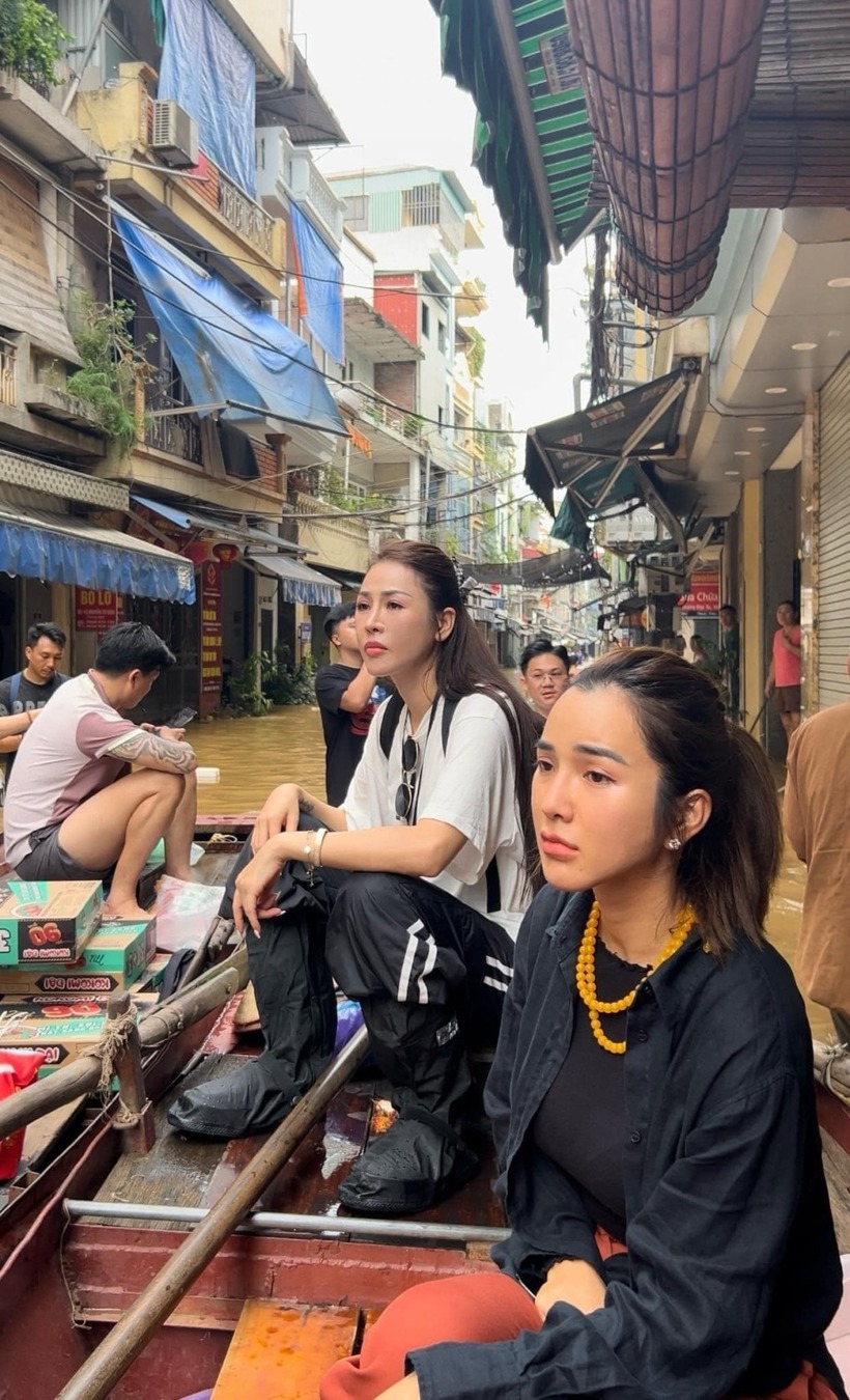 Quế Vân và Kim Cương khi trao quà ở Phúc Tân (Hoàn Kiếm - Hà Nội) hôm 12/9/2024. (Ảnh: VNE)