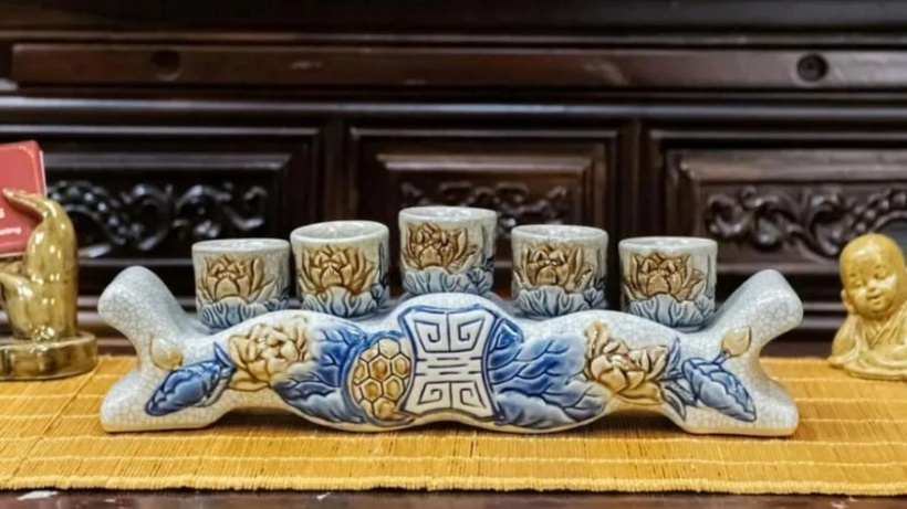 Việc dâng nước và thay nước khi thắp hương ẩn chứa nhiều ý nghĩa sâu sắc. Ảnh minh họa