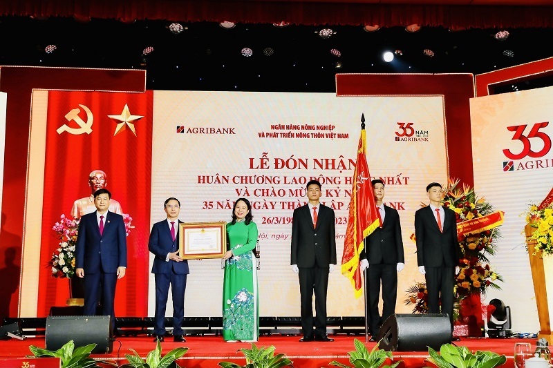 Agribank vinh dự đón nhận Huân chương Lao động Hạng Nhất