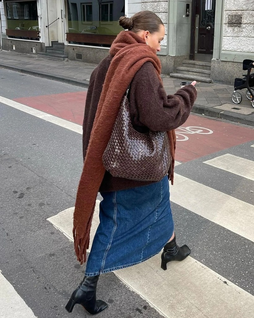 Áo len cùng chân váy Denim.