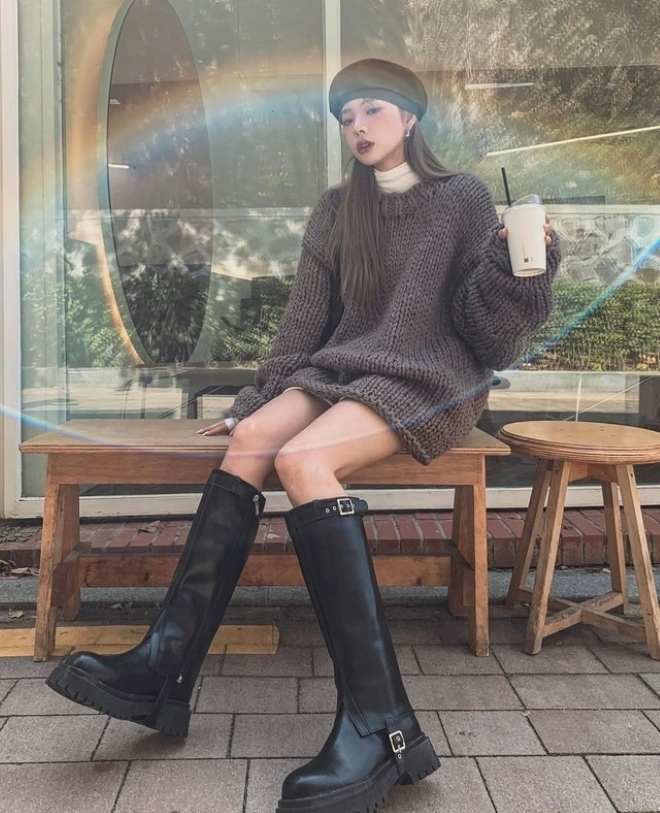 Áo len oversized theo style "giấu quần"