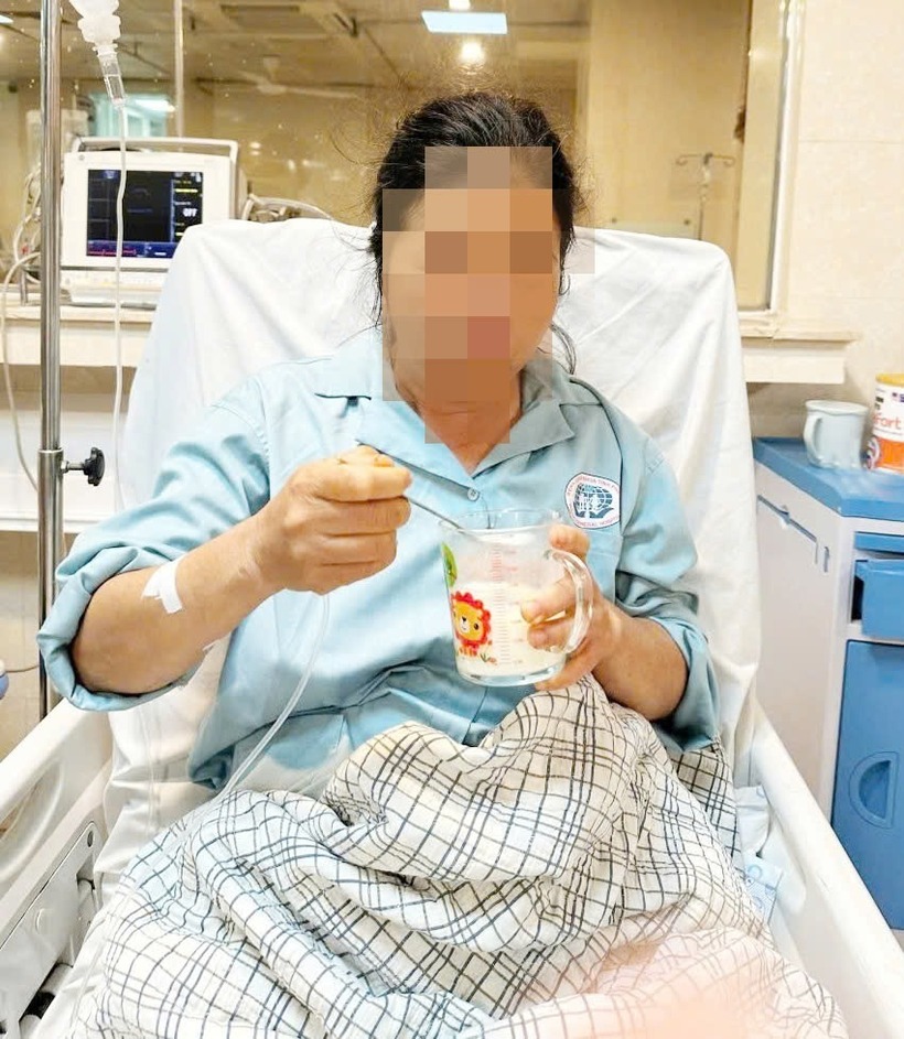 Người bệnh đã có thể tự xúc ăn sau 12 giờ can thiệp. Ảnh: Bệnh viện Đa khoa tỉnh Phú Thọ.
