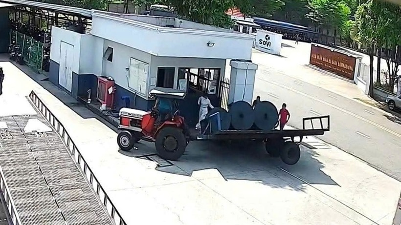 3 cuộn vải đổ đè nam bảo vệ.