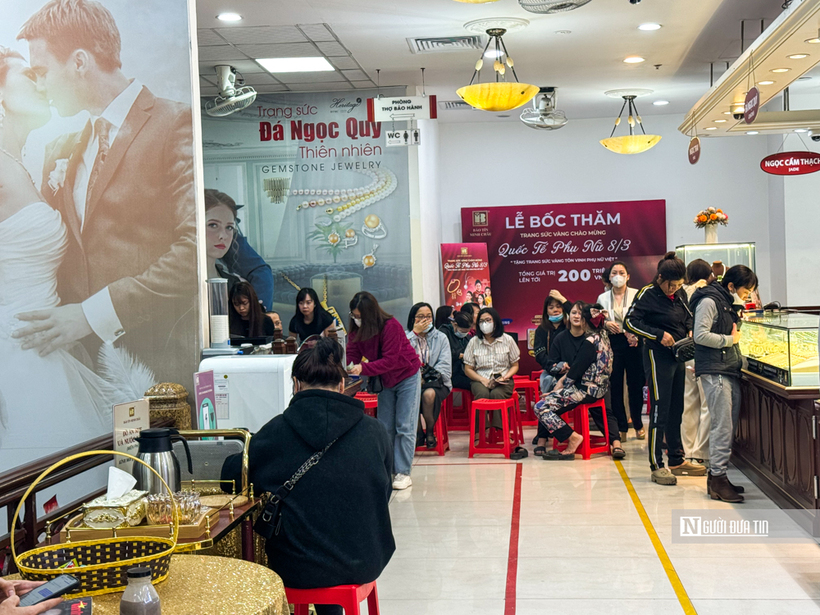 Người dân chờ mua vàng tại Bảo Tín Minh Châu.