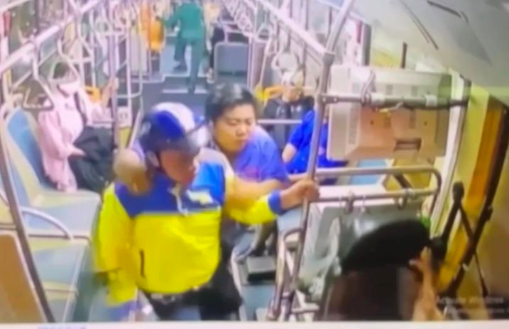 Nam thanh niên dùng chân đá vào vùng mặt của tài xế xe buýt. Ảnh: Công Lý