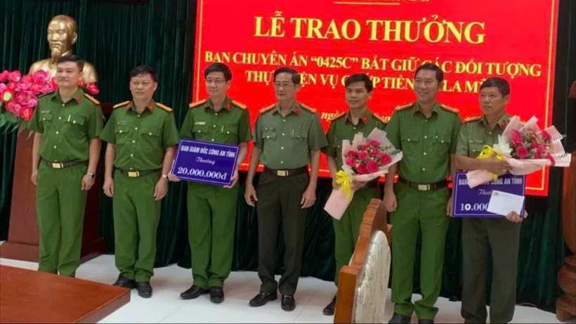 Đại tá Nguyễn Văn Trãi, Giám đốc Công an tỉnh Tây Ninh (đứng giữa) trao thưởng cho các phòng nghiệp vụ tham gia phá án. Ảnh: Báo Pháp luật TP.HCM