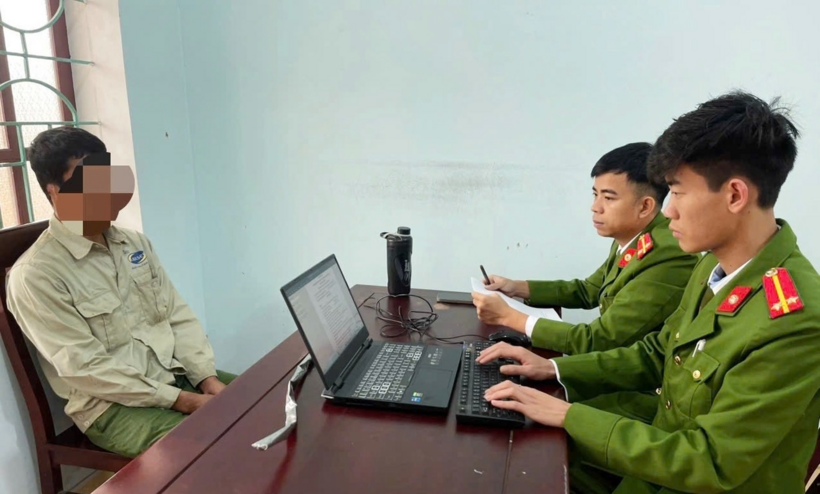 Công an làm việc với ông H. Ảnh: Sức khỏe & Đời sống