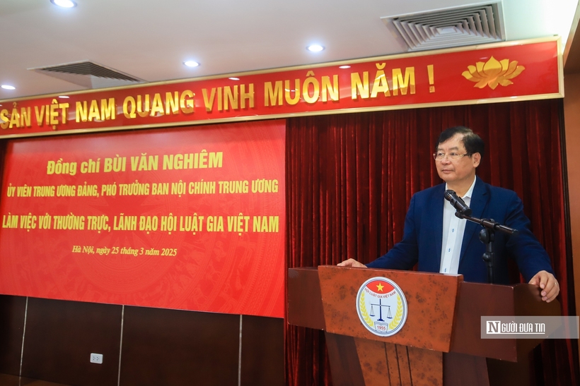 Phó Chủ tịch thường trực Hội Luật gia Việt Nam Trần Công Phàn báo cáo tại buổi làm việc.