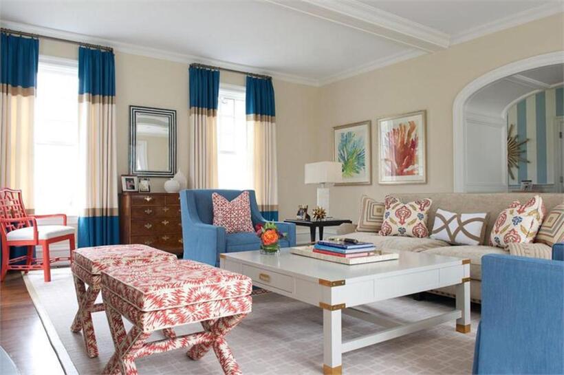 Phong cách chiết trung cổ điển, màu sắc sống động và rất nhiều chi tiết trang trí hiện diện ở phòng khách xinh xắn dành cho phụ nữ này. Từ rèm cửa, gối ném, tranh nghệ thuật treo tường đều tràn ngập màu sắc.