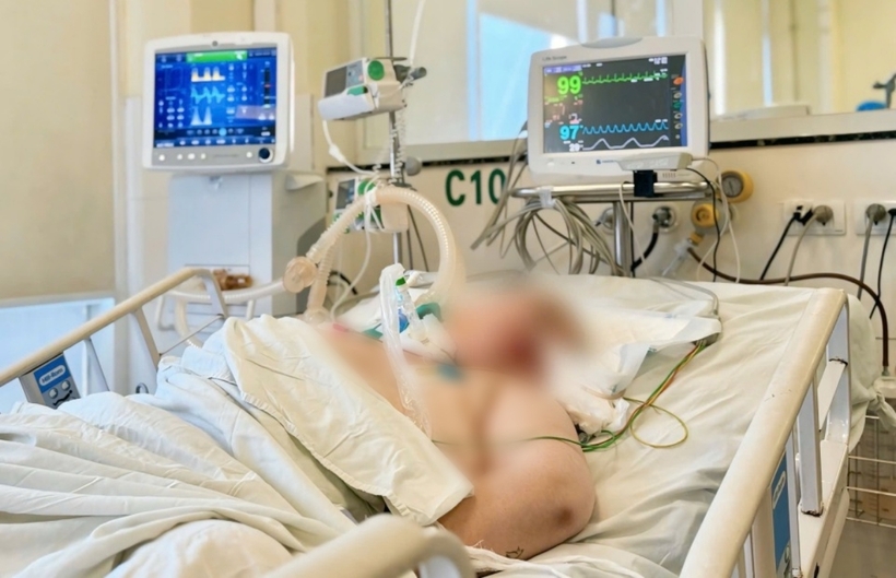 Nữ bệnh nhân được đưa vào bệnh viện cấp cứu trong tình trạng hôn mê sâu, đồng tử giãn. Ảnh: VietNamNet