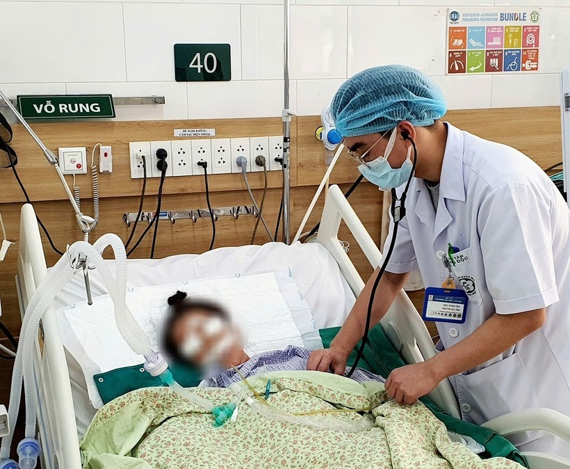 Uống nước kiềm chữa bệnh từ thầy lang trên Facebook, người phụ nữ nguy kịch. Ảnh: BVCC.