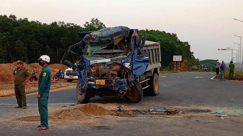 Hiện trường vụ xe tải va chạm với xe khách tại Đà Nẵng. Ảnh: Pháp luật TP.HCM