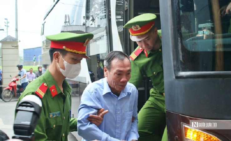 Các bị cáo được đưa tới toà.