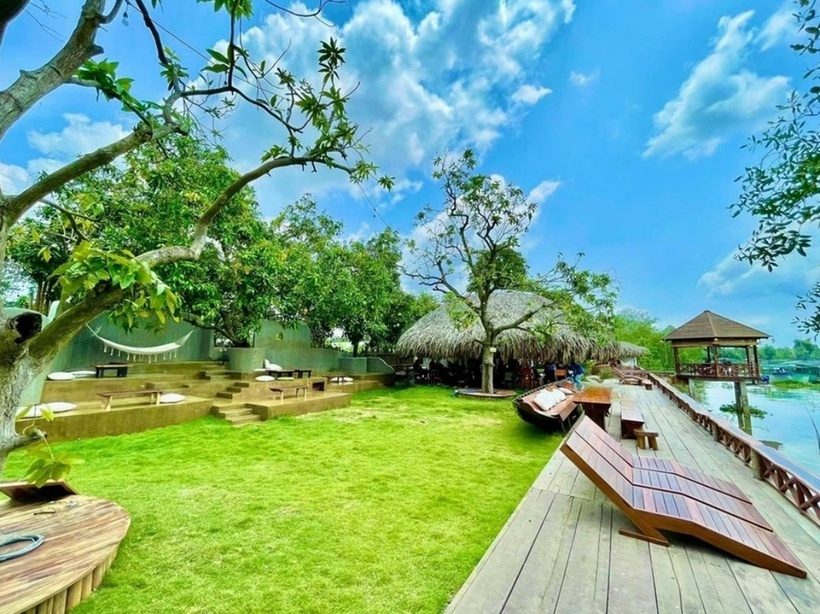 Được biết, khu vườn được lấy cảm hứng từ tuổi thơ của Vân Trang. Nữ diễn viên bật mí vì muốn cho cả gia đình, đặc biệt là ba con gái cưng có không gian nghỉ dưỡng lý tưởng, thoải mái nên vợ chồng cô quyết định đầu tư xây dựng vườn sinh thái này.