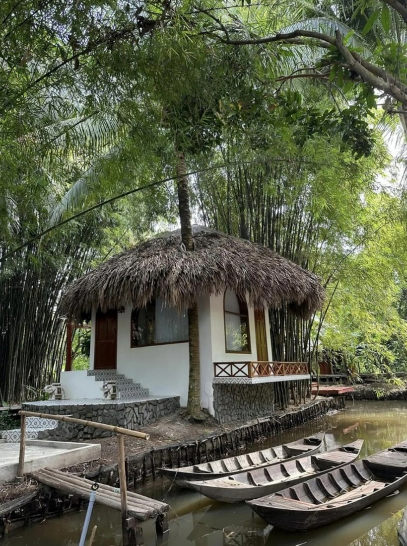 Khu vườn sinh thái được xây nhiều khu nghỉ dưỡng theo phong cách Nam Bộ, với phong cảnh thiên nhiên trong lành và mát mẻ.