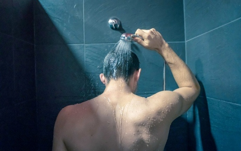 Nhiều người nghĩ rằng tắm nước lạnh ngay lúc này sẽ giúp cơ thể sảng khoái, tỉnh táo hơn. Tuy nhiên, đây lại là một sai lầm nguy hiểm có thể dẫn đến đột tử. Ảnh minh họa.