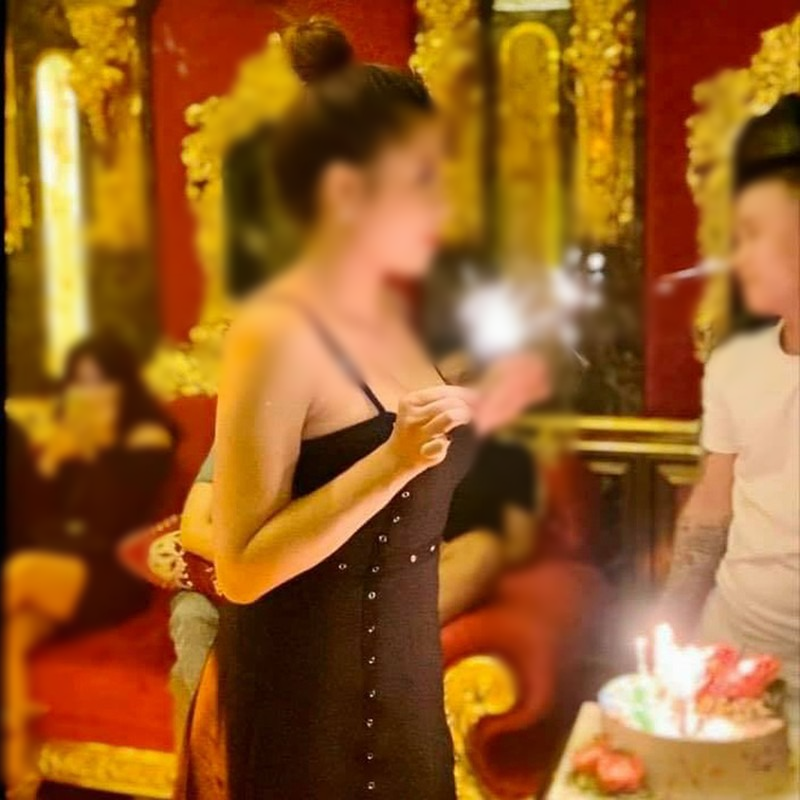 Trên trang Facebook cá nhân, D.T.T.P còn thường xuyên đăng tải những hình ảnh xinh đẹp như hot girl, check in các địa điểm ăn chơi sang chảnh tại Đà Nẵng, những chuyến du lịch đắt tiền. (Ảnh: Tri thức & Cuộc sống)