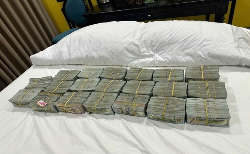 Gần 2 triệu USD công an thu giữ từ nhóm cướp. (Ảnh: NLĐ)