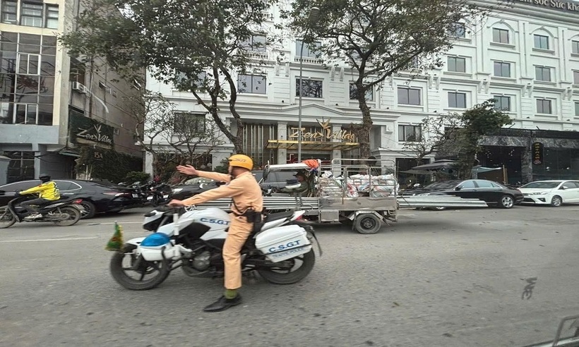 CSGT xử lý các vi phạm tại nút giao Ô chợ dừa sáng 25/3/2025. (Ảnh: CAHN)