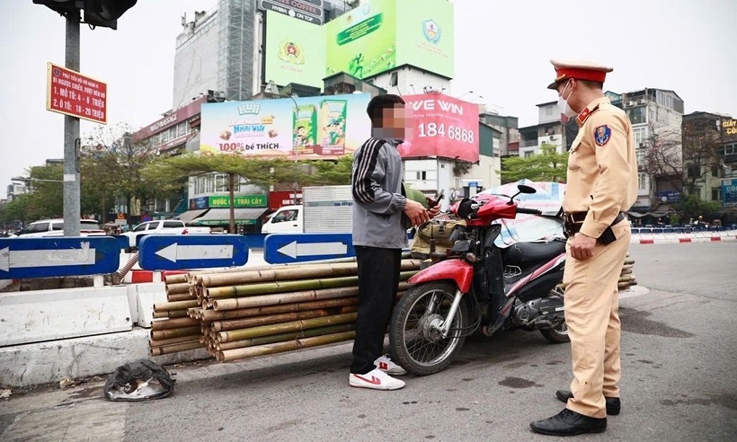 Nhiều trường hợp chạy xe ba bánh tự chế, không đội mũ bảo hiểm, chở hàng cồng kềnh, khi phát hiện lực lượng chức năng kiểm tra đã lập tức rẽ vào đường khác hoặc tăng tốc bỏ chạy. (Ảnh: CAHN)