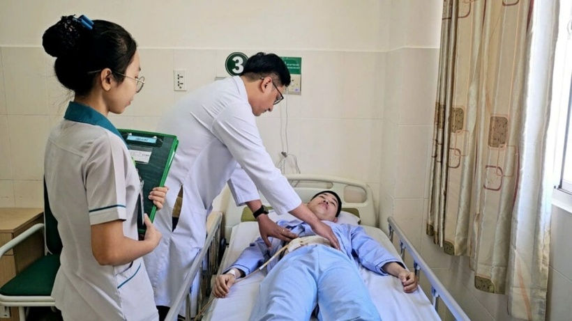 Bác sĩ thăm khám cho bệnh nhân. Ảnh: Bệnh viện Hoàn Mỹ Cửu Long.