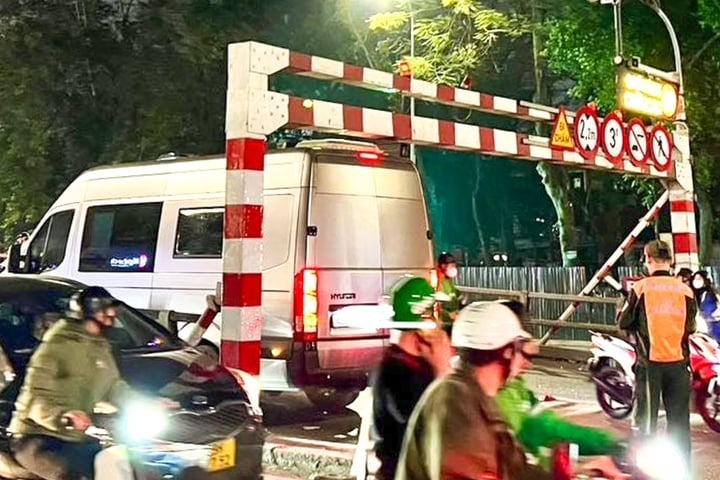 Chiếc xe mắc kẹt trên cầu vượt khiến giao thông ùn tắc. Ảnh: VTC News