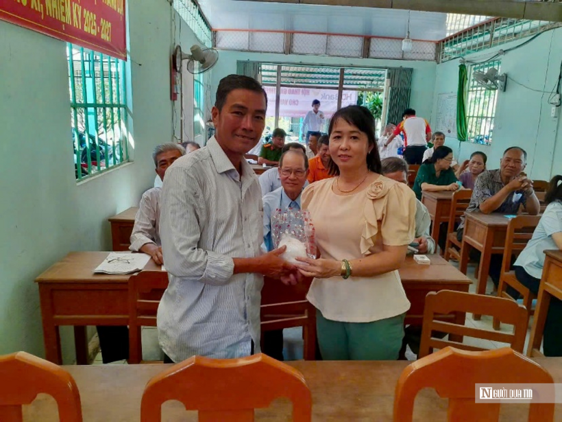 Bà Phan Thị Ánh Hồng, Chủ tịch UB MTTQ xã An Bình trao quà khích lệ bà con.