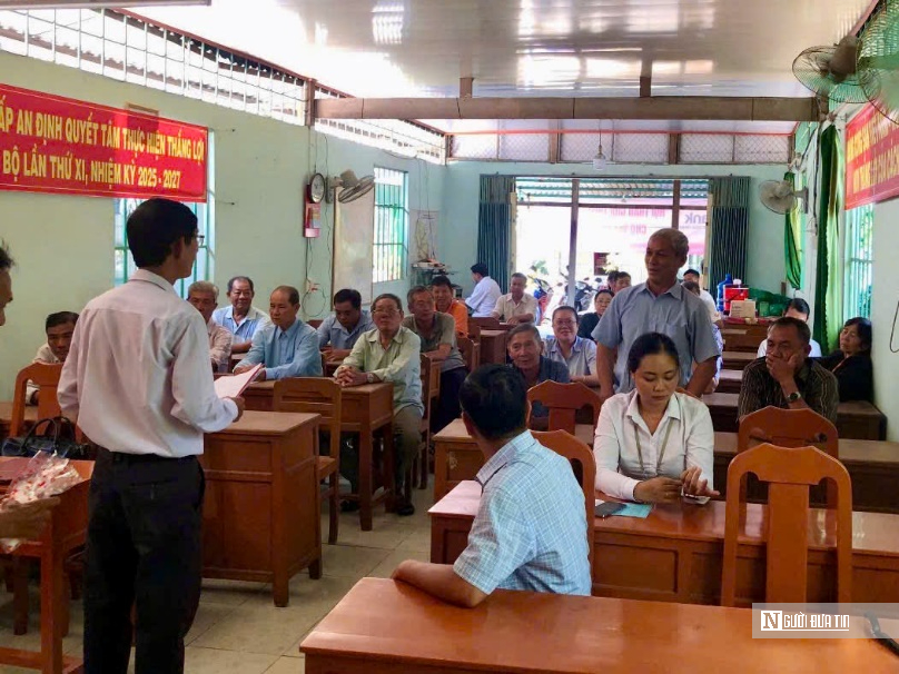 Đại diện Hội Luật gia huyện Cao Lãnh giải đáp thắc mắc cho bà con.