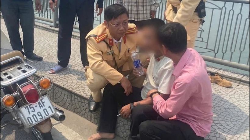 Chiến sĩ CSGT ngăn chặn nam thanh niên nhảy cầu vì buồn chuyện tình cảm. (Anhr: PLO)