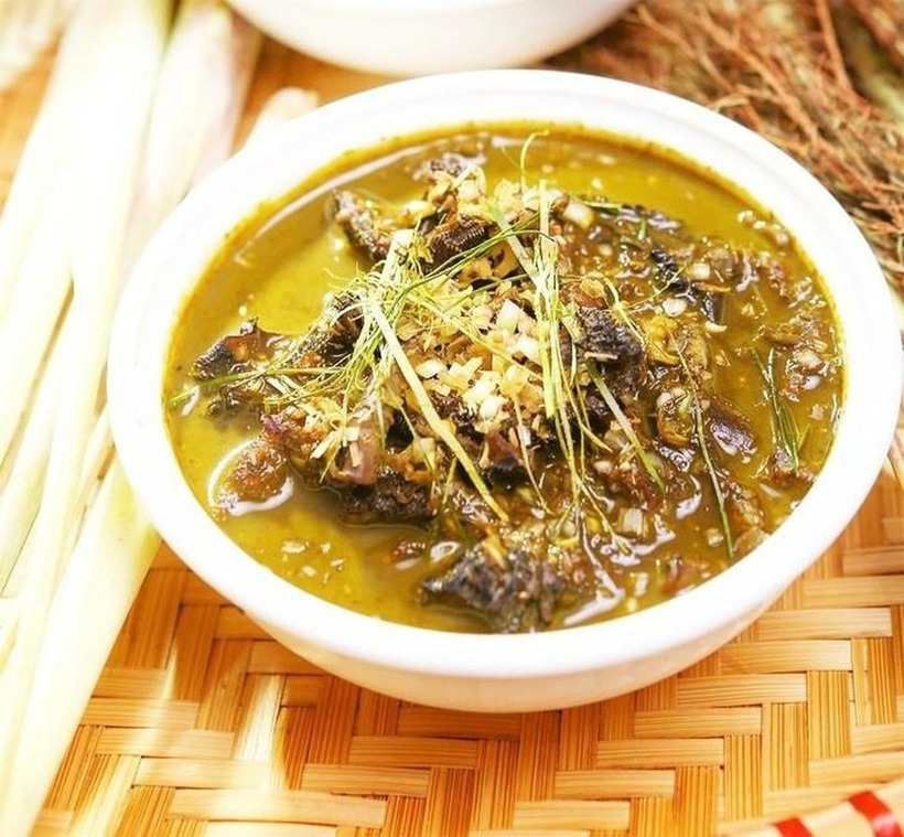 Trong tiếng Thái, "nậm" nghĩa là canh, "pịa" nghĩa là chất sền sệt trong ruột non của bò hoặc phân non. Ảnh minh họa.