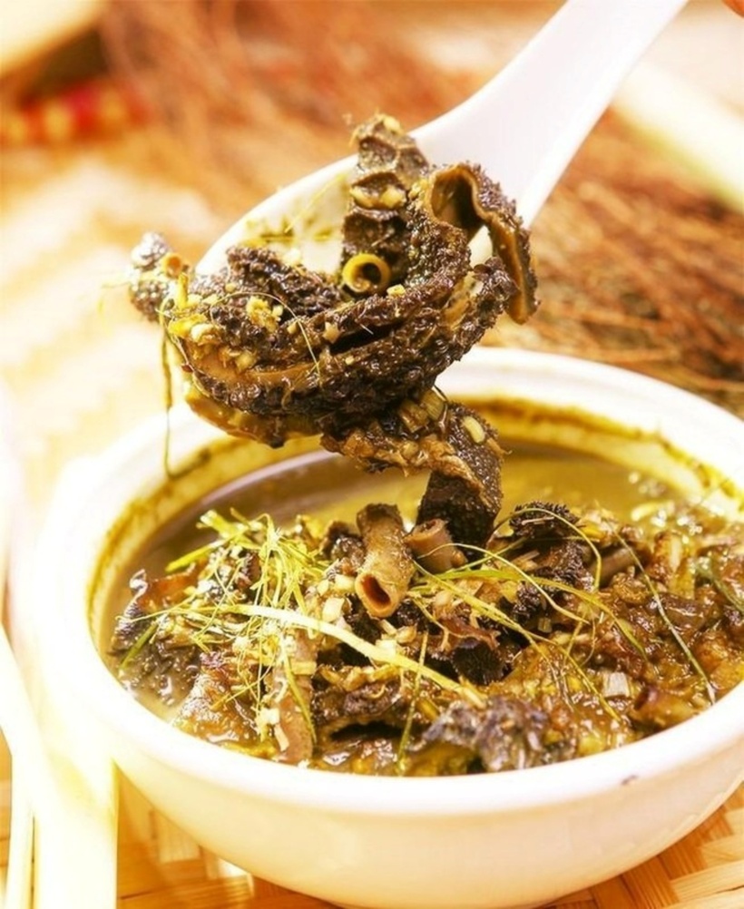 Nậm pịa, với màu nâu sẫm, độ sánh đặc và mùi hương đặc trưng, có thể gây khó chịu cho nhiều người mới thử. Vị đắng ban đầu cũng là một rào cản. Tuy nhiên, một khi đã quen với hương vị này, không ít người phải thừa nhận rằng họ đã "phải lòng" cái vị ngai ngái ấy từ lúc nào không hay. Ảnh minh họa.