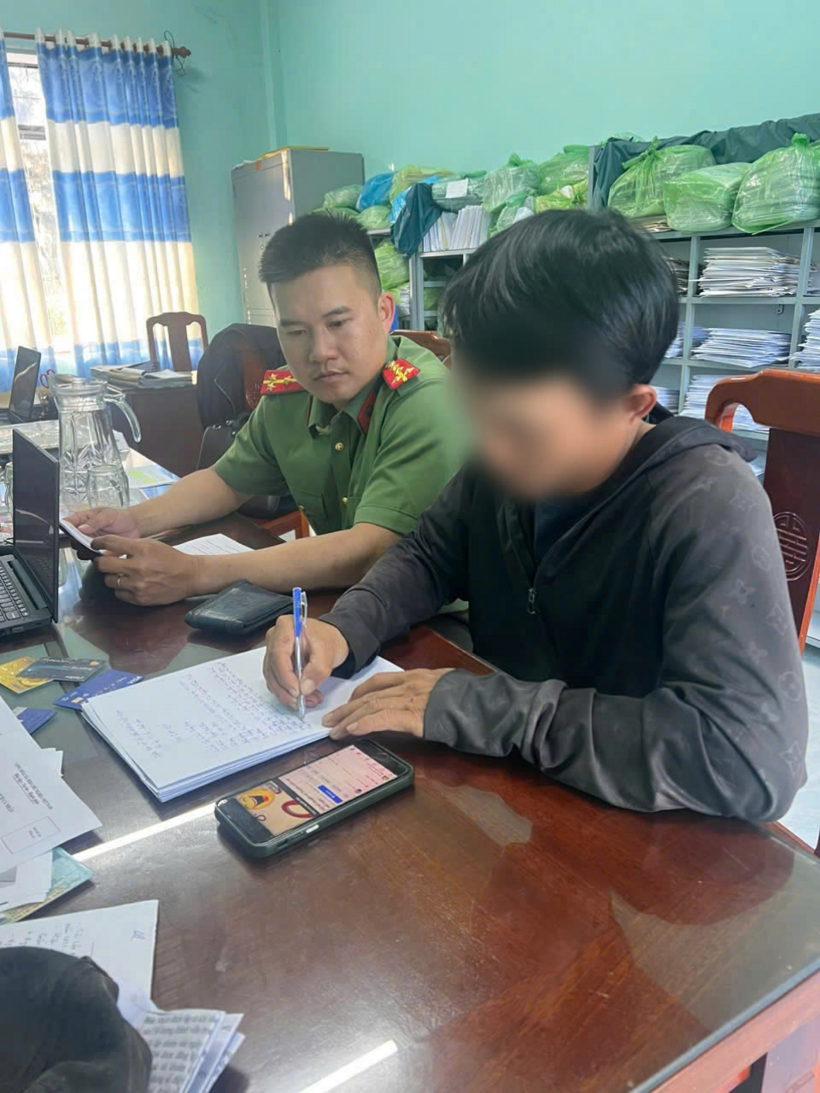 Cán bộ Phòng An ninh mạng và phòng chống tội phạm sử dụng công nghệ cao Công an tỉnh Quảng Nam làm việc với N.M.H. Ảnh: Dân Việt