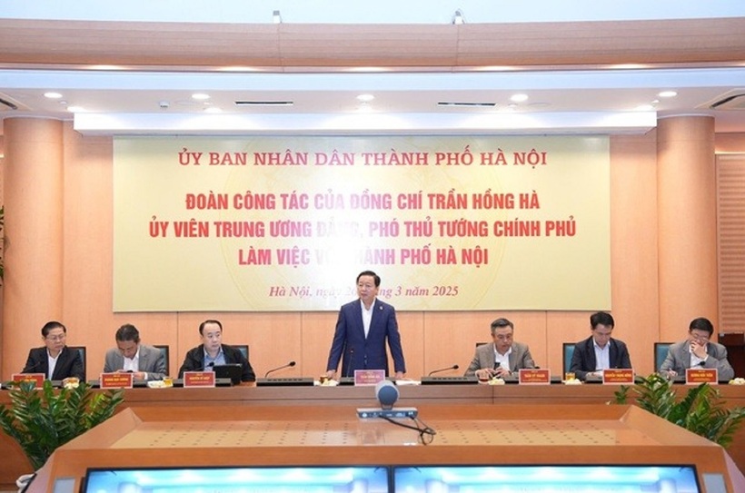 Phó Thủ tướng Trần Hồng Hà đề nghị Hà Nội chủ động làm việc với các bộ ngành đưa ra phương án bảo đảm trật tự an toàn giao thông (Ảnh: Phạm Linh).