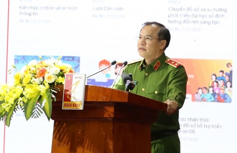 Thứ trưởng Nguyễn Văn Long thông tin về nền tảng "Bình dân học vụ số" tại buổi lễ.