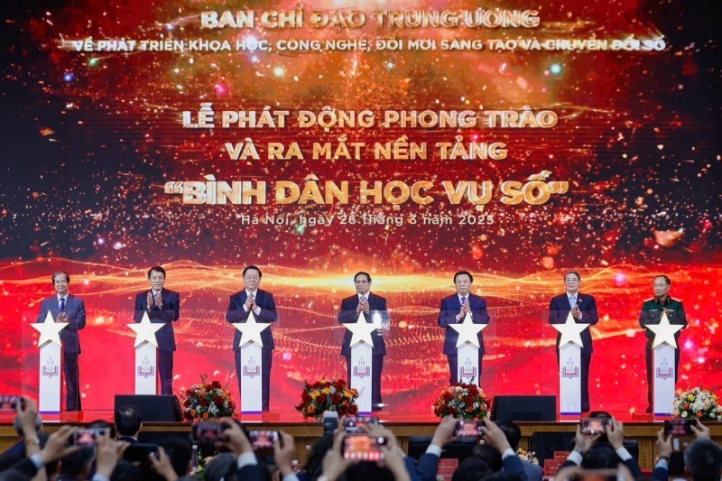 Thủ tướng với các đại biểu thực hiện nghi thức phát động phong trào và công bố nền tảng "Bình dân học vụ số".