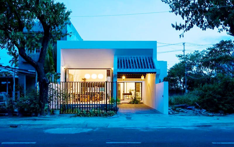 Nhà 1 tầng mái bằng chi phí khoảng 500 triệu với thiết kế mặt tiền nổi bật, không gian mở, hòa hợp với thiên nhiên.