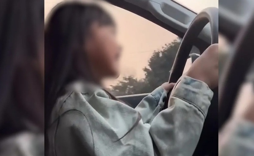 Hình ảnh bé gái cầm vô lăng được đăng tải lên tài khoản Facebook. (Ảnh: VOV)