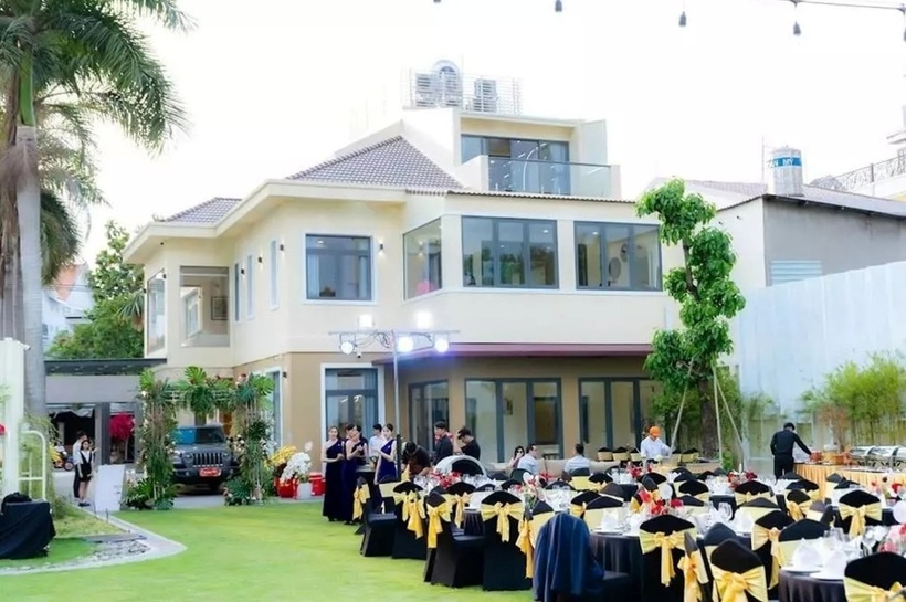 Được biết, cơ ngơi mới của gia đình cô rộng 1.000m2, xây dựng 2 tầng theo phong cách hiện đại. Khu vực sân vườn đủ chỗ bố trí bàn tiếc thiết đãi hàng trăm vị khách.