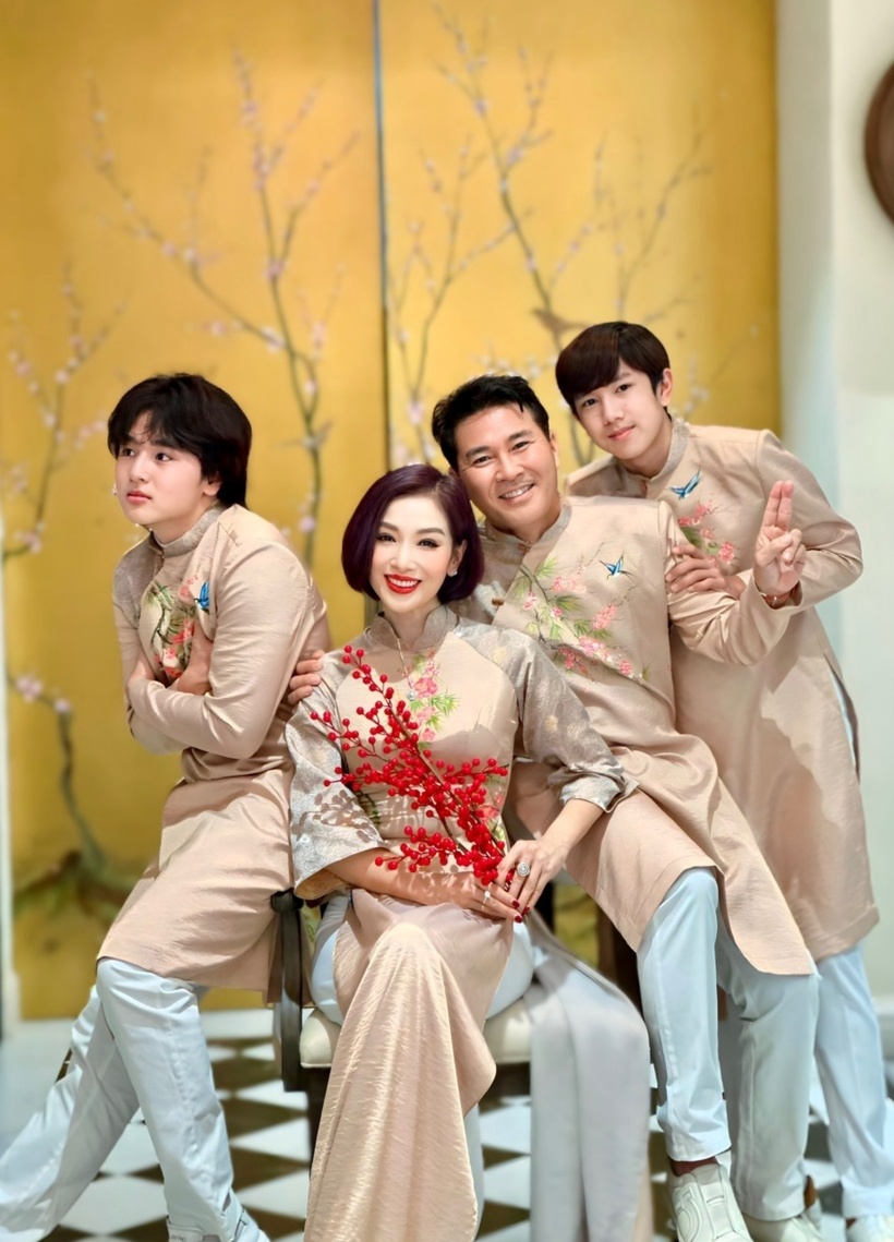 Vào ngày Tết, Thu Hương sắm nhiều hoa đào, hoa mai, tự tay chăm chút từng góc nhỏ trong nhà. Gia đình Hoa khôi Thu Hương cũng chụp ảnh tại biệt thự mới vào dịp Tết.