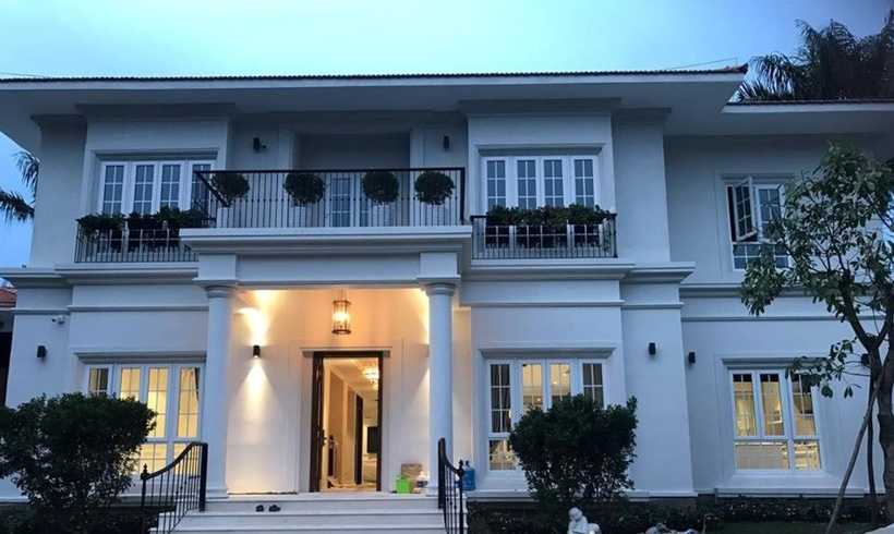 Căn biệt thự gần đó mà chị nhắc đến trông vô cùng bề thế, với gam màu chủ đạo là màu trắng.