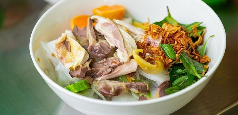 Sự kết hợp độc đáo giữa bánh ướt và lòng gà đã gợi sự tò mò của không ít du khách khi đến Đà Lạt.