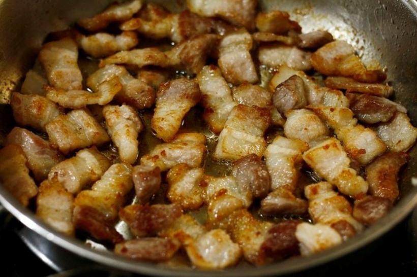 Thịt được chế biến ở nhiệt độ cao, cháy sém đen rất dễ hình thành acrylamide - một chất gây ung thư. Ảnh minh họa