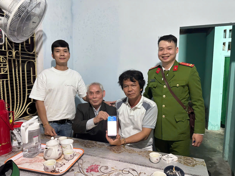 Công an xã Quảng Thọ hỗ trợ ông Nguyễn Viết Dũ (mặc áo vest) chủ đại lý vé số nhận lại tiền do chi trả nhầm. Ảnh: Phụ nữ TP.HCM