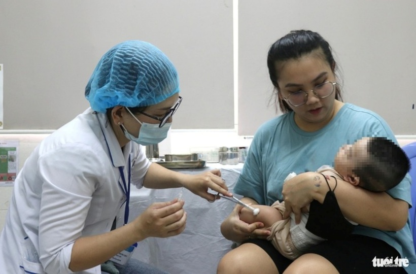 Trẻ tiêm vaccine phòng bệnh tại Trạm y tế phường Phú Mỹ. Ảnh: Báo Tuổi Trẻ.